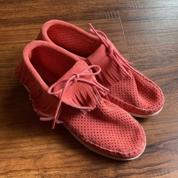 Minnetonka perforated leather fringe booties size 6.5 - Picture 2 of 10